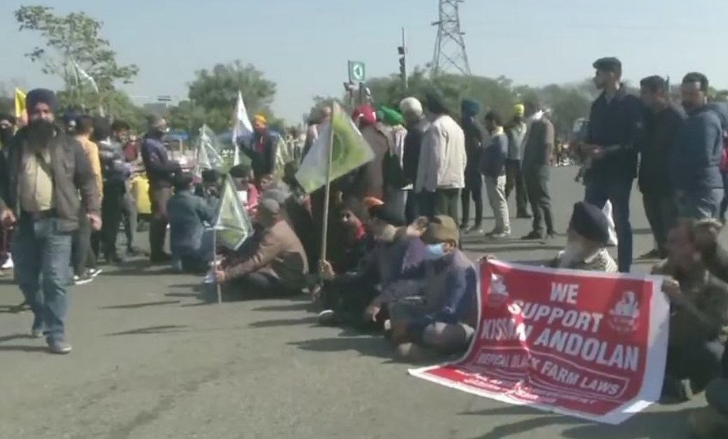 J&K: Farmer organisations in Jammu stage protest on Jammu-Pathankot highway